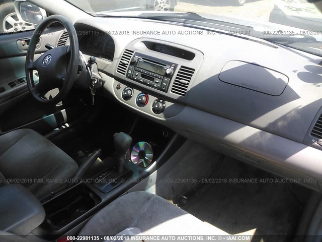 4T1BE32KX2U011556 - 2002 TOYOTA CAMRY LE/XLE/SE ვერცხლისფერი ფოტო 5