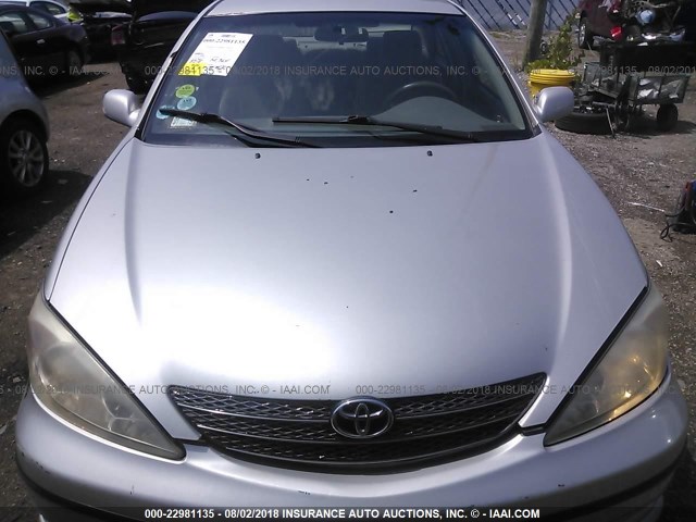 4T1BE32KX2U011556 - 2002 TOYOTA CAMRY LE/XLE/SE ვერცხლისფერი ფოტო 6