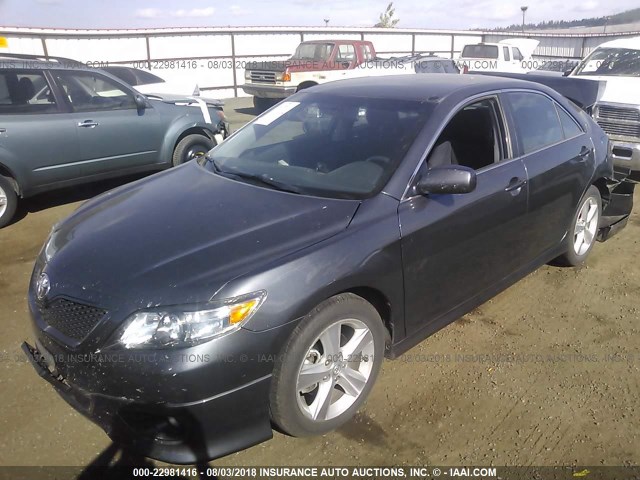 4T1BF3EK3BU752995 - 2011 TOYOTA CAMRY SE/LE/XLE GRAY photo 2