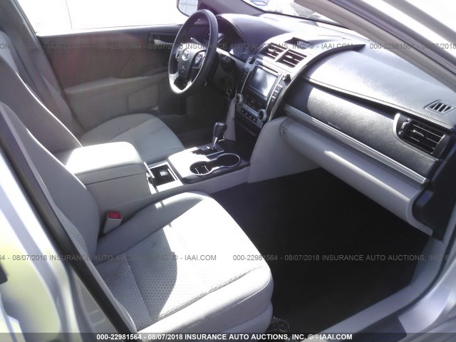 4T1BF1FK7DU245247 - 2013 TOYOTA CAMRY L/SE/LE/XLE 银色 照片 5