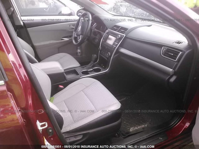 4T1BF1FK3FU955331 - 2015 TOYOTA CAMRY LE/XLE/SE/XSE RED photo 5