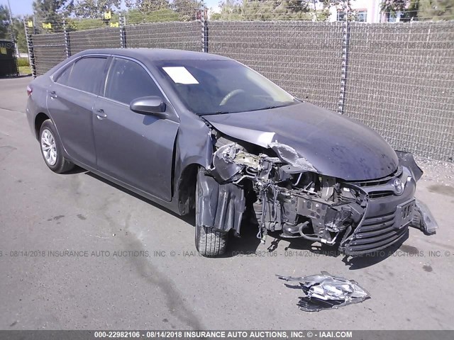 4T4BF1FK1FR481496 - 2015 TOYOTA CAMRY LE/XLE/SE/XSE 灰色 照片 1