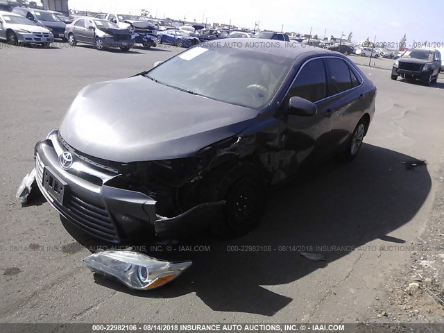 4T4BF1FK1FR481496 - 2015 TOYOTA CAMRY LE/XLE/SE/XSE 灰色 照片 2