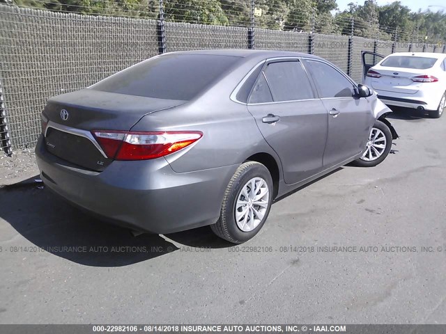 4T4BF1FK1FR481496 - 2015 TOYOTA CAMRY LE/XLE/SE/XSE 灰色 照片 4