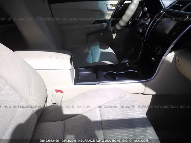 4T4BF1FK1FR481496 - 2015 TOYOTA CAMRY LE/XLE/SE/XSE 灰色 照片 5