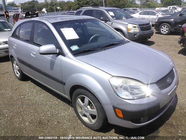 KNADE163566078111 - 2006 KIA RIO 5 Argent photo 1