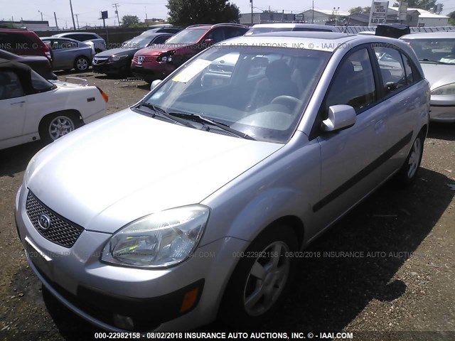 KNADE163566078111 - 2006 KIA RIO 5 Argent photo 2