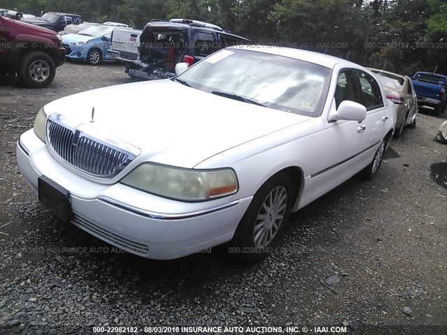 1LNHM81W33Y676887 - 2003 LINCOLN TOWN CAR EXECUTIVE WHITE photo 2