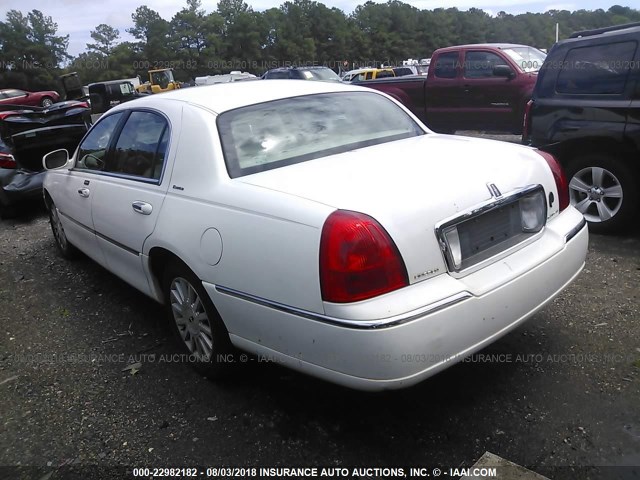 1LNHM81W33Y676887 - 2003 LINCOLN TOWN CAR EXECUTIVE WHITE photo 3