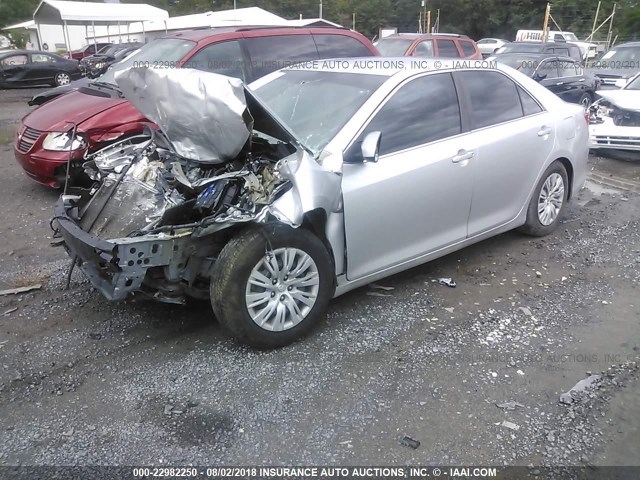 4T1BF1FK4CU581243 - 2012 TOYOTA CAMRY SE/LE/XLE ვერცხლისფერი ფოტო 2