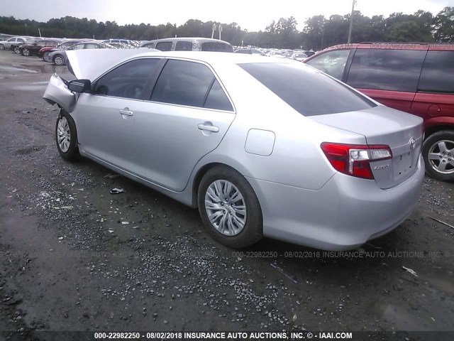 4T1BF1FK4CU581243 - 2012 TOYOTA CAMRY SE/LE/XLE ვერცხლისფერი ფოტო 3