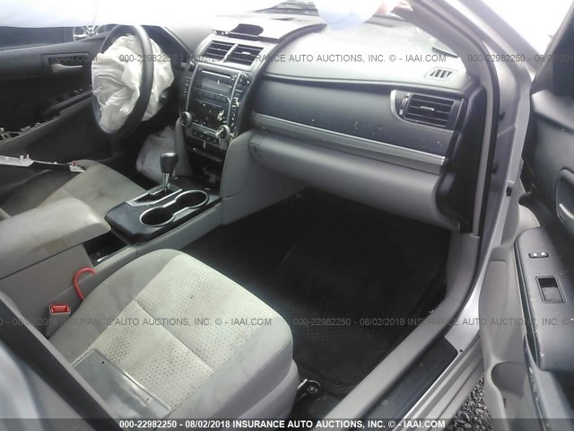 4T1BF1FK4CU581243 - 2012 TOYOTA CAMRY SE/LE/XLE ვერცხლისფერი ფოტო 5