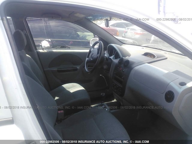 KL1TJ52604B258237 - 2004 CHEVROLET AVEO LS WHITE photo 5