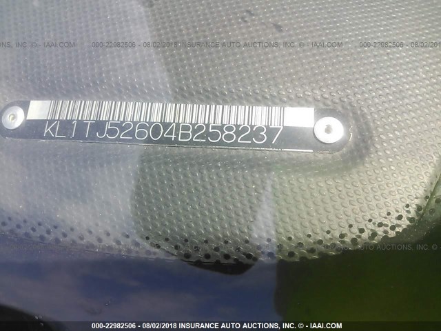 KL1TJ52604B258237 - 2004 CHEVROLET AVEO LS WHITE photo 9