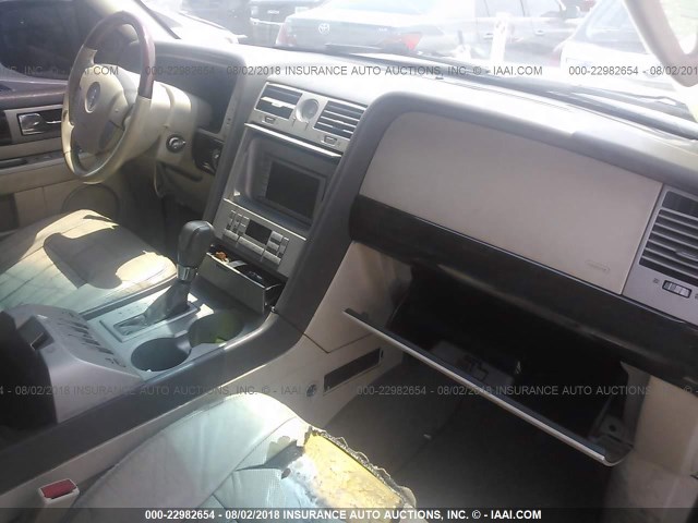 5LMFU28R34LJ24547 - 2004 LINCOLN NAVIGATOR Beyaz fotoğraf 5