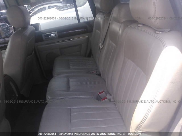 5LMFU28R34LJ24547 - 2004 LINCOLN NAVIGATOR Beyaz fotoğraf 8