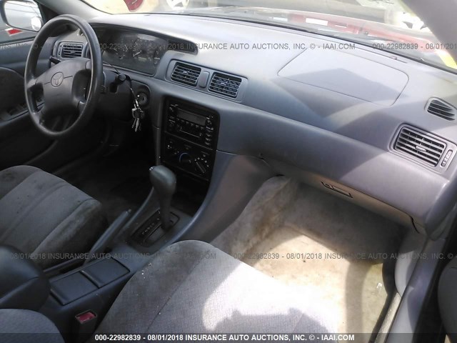 JT2BG22K7Y0455897 - 2000 TOYOTA CAMRY CE/LE/XLE ნაცრისფერი ფოტო 5