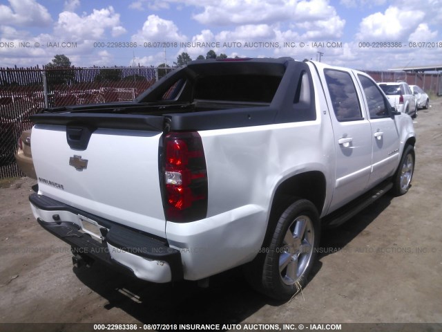 3GNEC120X7G130946 - 2007 CHEVROLET AVALANCHE C1500 WHITE photo 4