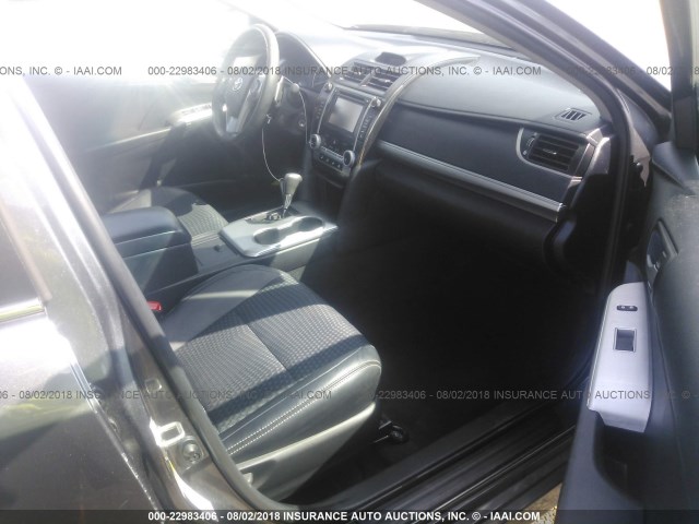 4T1BF1FK2EU420537 - 2014 TOYOTA CAMRY L/SE/LE/XLE 灰色 照片 5