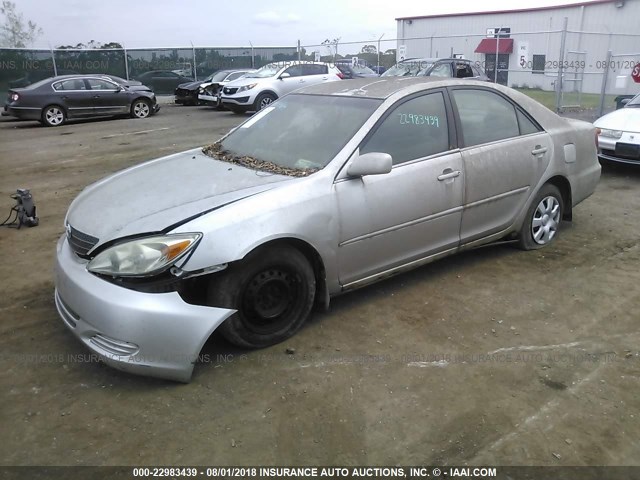 4T1BE32K32U613019 - 2002 TOYOTA CAMRY LE/XLE/SE SILVER photo 2