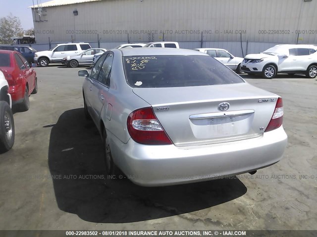 4T1BF30K62U537618 - 2002 TOYOTA CAMRY LE/XLE/SE 银色 照片 3