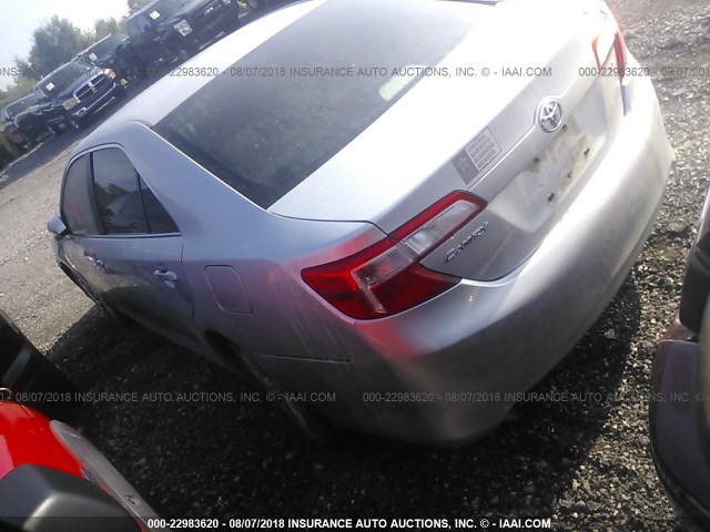4T1BF1FK7DU656406 - 2013 TOYOTA CAMRY L/SE/LE/XLE ვერცხლისფერი ფოტო 3