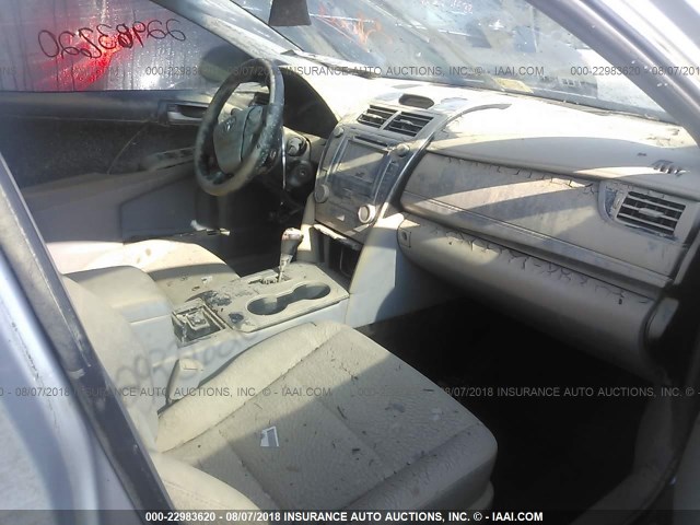 4T1BF1FK7DU656406 - 2013 TOYOTA CAMRY L/SE/LE/XLE ვერცხლისფერი ფოტო 5