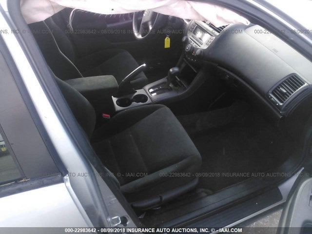 1HGCM56106A001555 - 2006 HONDA ACCORD VALUE SILVER photo 5