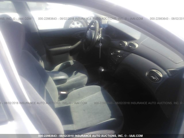 1FAFP33PX2W295579 - 2002 FORD FOCUS LX SILVER photo 5