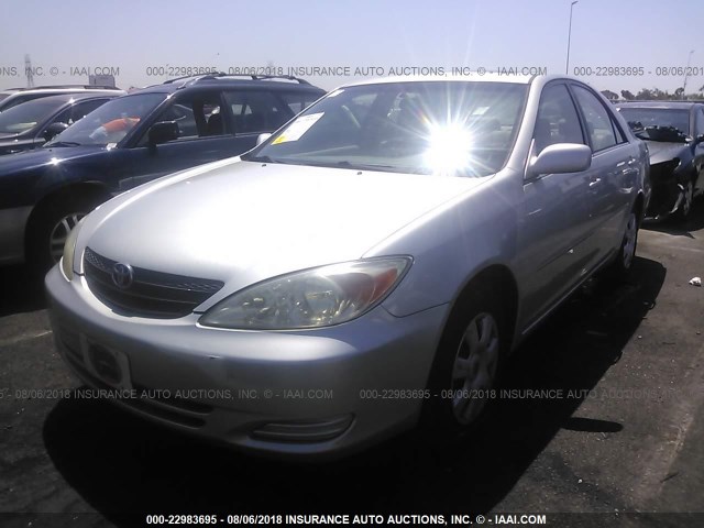 JTDBE32K320111073 - 2002 TOYOTA CAMRY LE/XLE/SE Gümüş foto 2