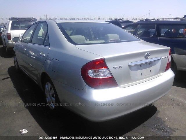 JTDBE32K320111073 - 2002 TOYOTA CAMRY LE/XLE/SE Gümüş foto 3