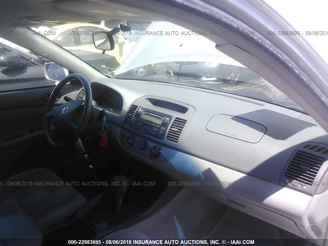 JTDBE32K320111073 - 2002 TOYOTA CAMRY LE/XLE/SE Gümüş foto 5