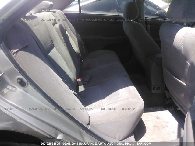 JTDBE32K320111073 - 2002 TOYOTA CAMRY LE/XLE/SE Gümüş foto 8