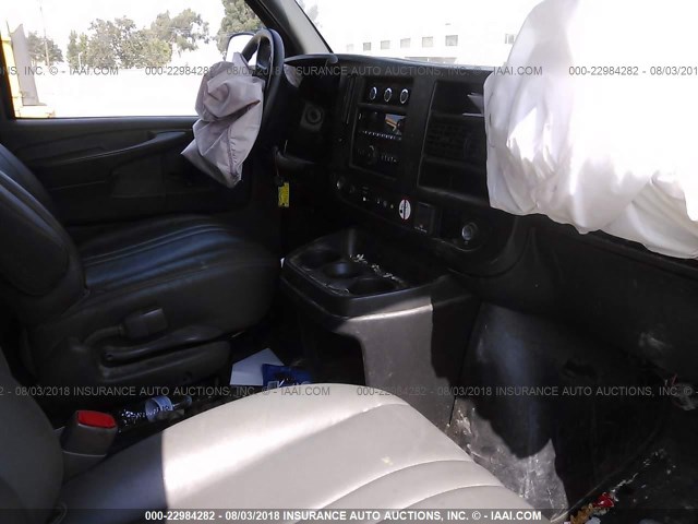 1GAZGNFG0G1195339 - 2016 CHEVROLET EXPRESS G3500 LS WHITE photo 5