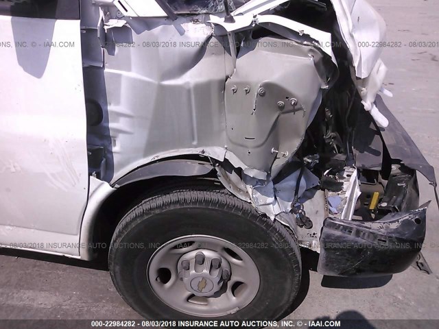 1GAZGNFG0G1195339 - 2016 CHEVROLET EXPRESS G3500 LS WHITE photo 6