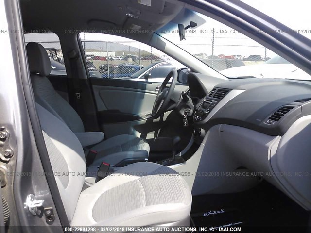 KMHCT4AE5HU365635 - 2017 HYUNDAI ACCENT SE GRAY photo 5