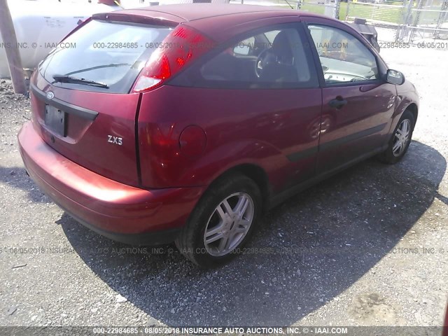 3FAFP3139YR201123 - 2000 FORD FOCUS ZX3 RED photo 4
