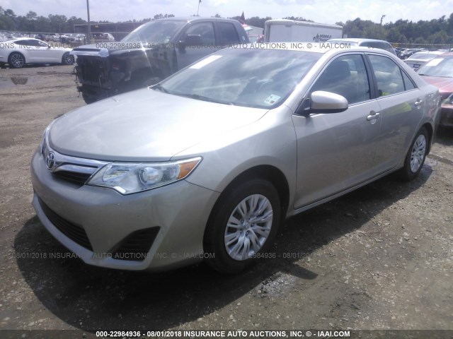 4T4BF1FK0ER428156 - 2014 TOYOTA CAMRY L/SE/LE/XLE ოქროსფერი ფოტო 2