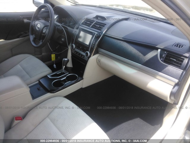4T4BF1FK0ER428156 - 2014 TOYOTA CAMRY L/SE/LE/XLE ოქროსფერი ფოტო 5