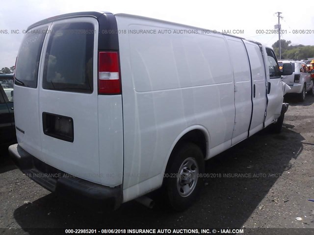 1GCWGBFPXJ1256714 - 2018 CHEVROLET EXPRESS G2500  WHITE photo 4