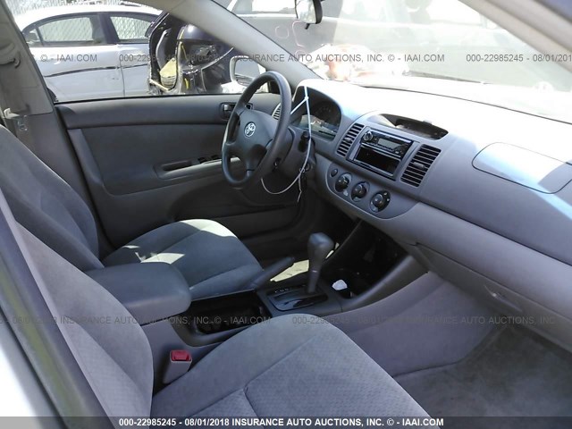 4T1BE32KX4U914549 - 2004 TOYOTA CAMRY LE/XLE/SE SILVER photo 5
