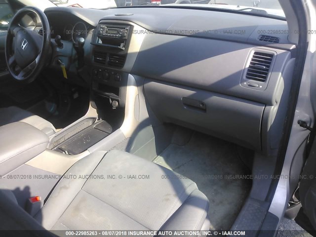 5FNYF28196B038430 - 2006 HONDA PILOT LX SILVER photo 5