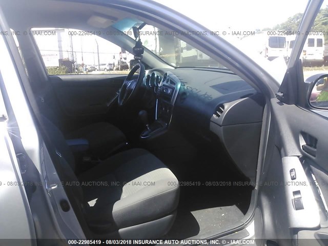 2T1LR32E26C561120 - 2006 TOYOTA COROLLA MATRIX XR SILVER photo 5