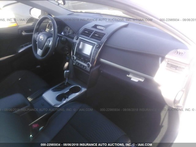 4T1BF1FK3EU349784 - 2014 TOYOTA CAMRY L/SE/LE/XLE თეთრი ფოტო 5