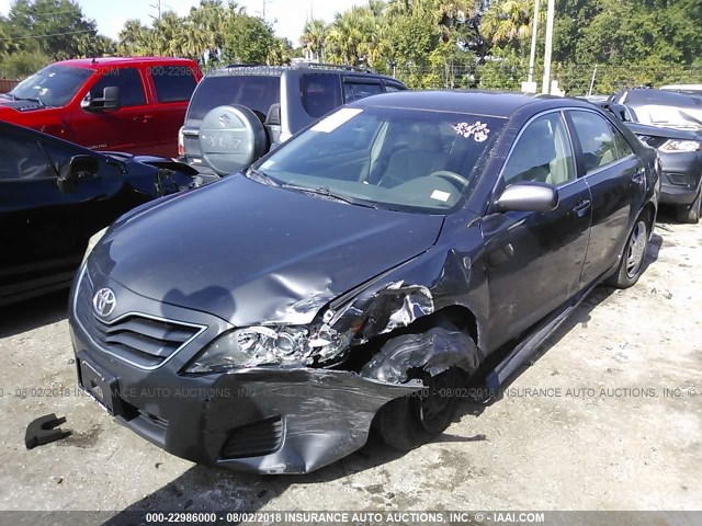 4T4BF3EK2BR170490 - 2011 TOYOTA CAMRY SE/LE/XLE ნაცრისფერი ფოტო 2