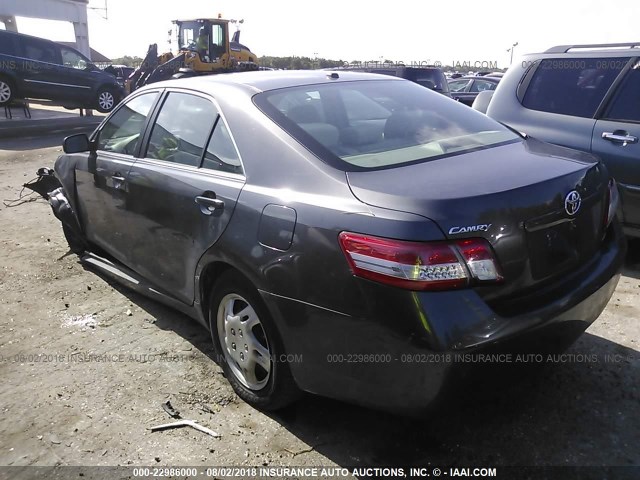 4T4BF3EK2BR170490 - 2011 TOYOTA CAMRY SE/LE/XLE ნაცრისფერი ფოტო 3
