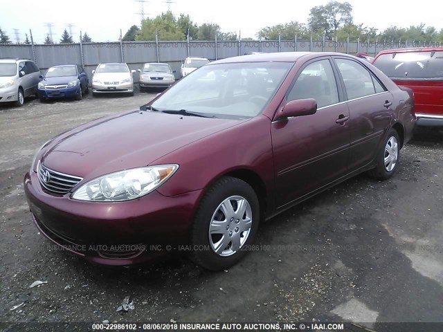 4T1BE32K05U415129 - 2005 TOYOTA CAMRY LE/XLE/SE RED photo 2
