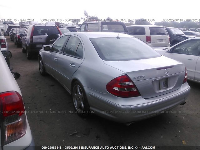 WDBUF70J05A641084 - 2005 MERCEDES-BENZ E 500 SILVER photo 3