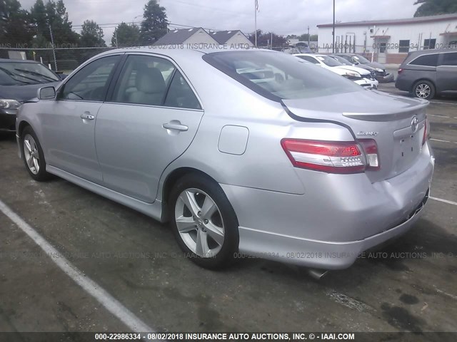 4T1BK3EK4AU602632 - 2010 TOYOTA CAMRY SE/LE/XLE SILVER photo 3