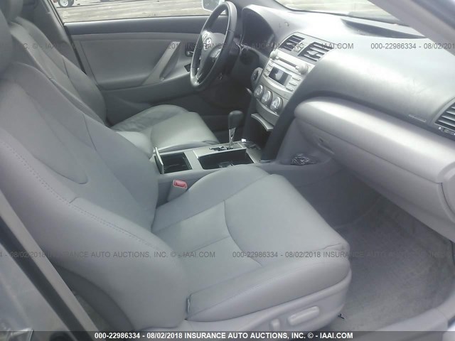 4T1BK3EK4AU602632 - 2010 TOYOTA CAMRY SE/LE/XLE SILVER photo 5